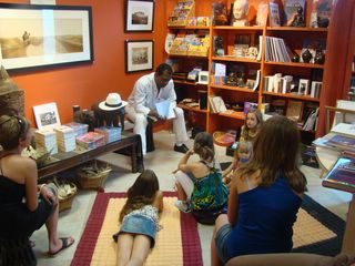 Ecoute d'histoires de l'esclavage racontées à marianne et discussion autour du texte dans la très belle boutique du Voyageur sans bagage.