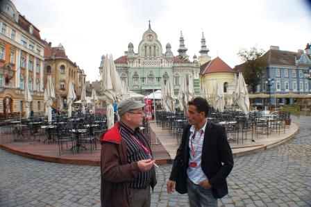 buffalo-et-taha Edward Broomberg, auteur américano-suédois et juif et Taher Nejib, auteur et comédien Palestinien débattant du problème israélo-palestien