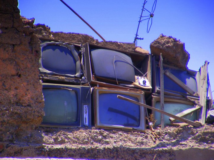 2007_0613maroc0249 la télé dans le béton