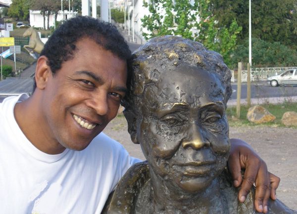 L'auteur embrassant la statue de sa grande tante Gerty