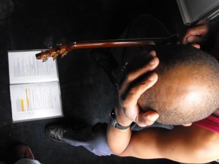 Alain Aithnard se prend la tête en répétition (Photo Alain Foix)